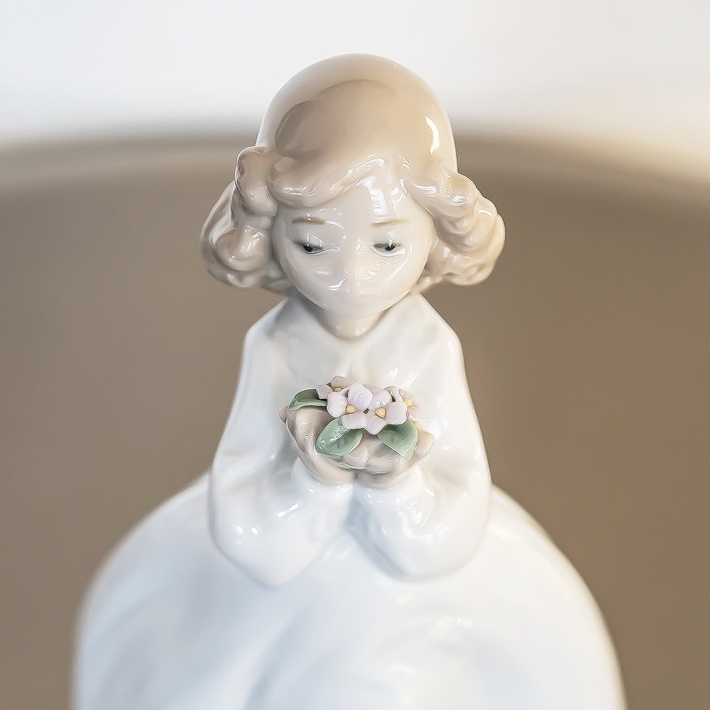 Statuette Nao &quot;Girl with flowers&quot;